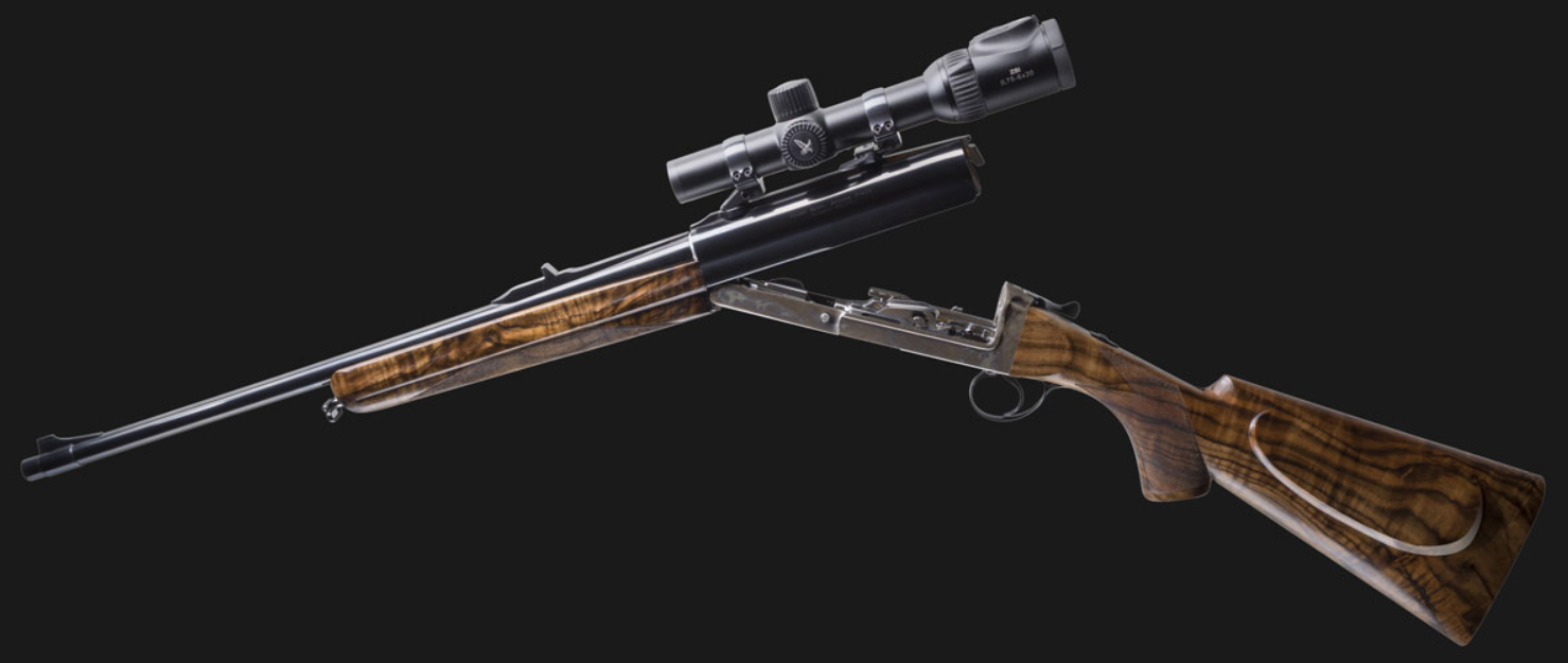 Il Cosmi Rigato, è questo il nome che è stato assegnato all’arma, è di fatto una carabina semiautomatica, la cui costruzione è per la maggiore realizzata mano, come del resto sono fatte a mano tutte le straordinarie finiture che da sempre contraddistinguono tutta la gamma proposta dall’azienda nei vari calibri a canna liscia. Nello sviluppo di questa carabina, che naturalmente ha conservato la sua essenza di arma semiautomatica basculante, come da tradizione Cosmi, si sono ricercati i migliori materiali possibili, a partire dagli acciai. Altro elemento che distingue l’arma da tutte le altre carabine semiautomatiche presenti sul mercato è che il riarmo funziona a rinculo di canna, esattamente come i canna liscia che hanno reso l’azienda famosa nel mondo. Canna definita nell’attuale modello i produzione con lunghezza di 52 mm e prodotta per Cosmi dalla azienda americana Krieger, al topo per queste specifiche produzioni. Il Cosmi Rigato, è questo il nome che è stato assegnato all’arma, è di fatto una carabina semiautomatica, la cui costruzione è per la maggiore realizzata mano, come del resto sono fatte a mano tutte le straordinarie finiture che da sempre contraddistinguono tutta la gamma proposta dall’azienda nei vari calibri a canna liscia. Nello sviluppo di questa carabina, che naturalmente ha conservato la sua essenza di arma semiautomatica basculante, come da tradizione Cosmi, si sono ricercati i migliori materiali possibili, a partire dagli acciai. Altro elemento che distingue l’arma da tutte le altre carabine semiautomatiche presenti sul mercato è che il riarmo funziona a rinculo di canna, esattamente come i canna liscia che hanno reso l’azienda famosa nel mondo. Canna definita nell’attuale modello i produzione con lunghezza di 52 mm e prodotta per Cosmi dalla azienda americana Krieger, al topo per queste specifiche produzioni.